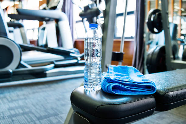 Botella de agua en gimnasio
