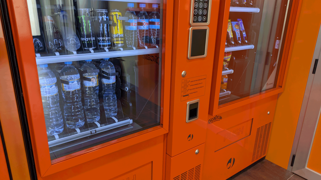 Botellas de agua en máquina PicaPica24h