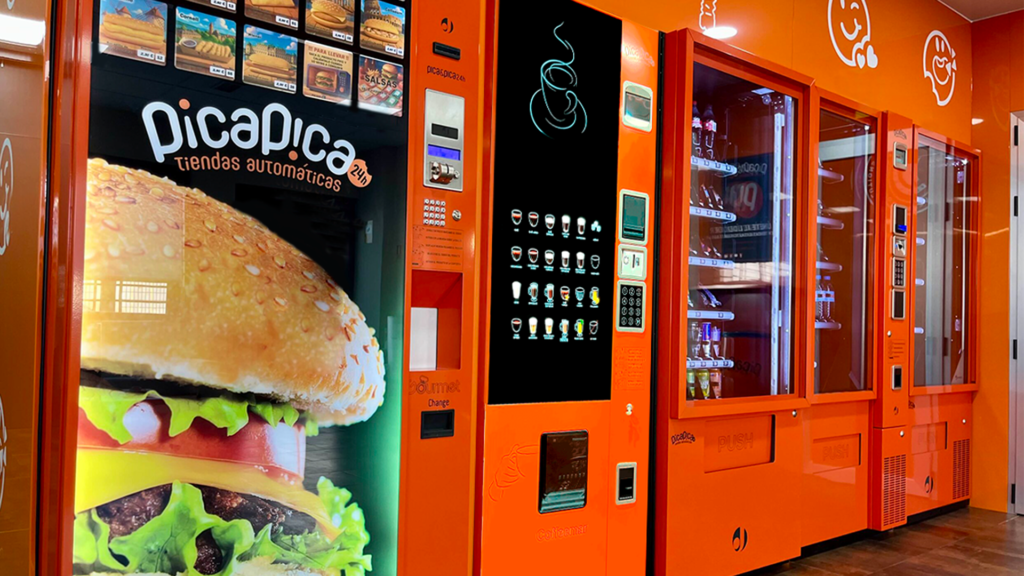 Tienda con máquina de café nueva